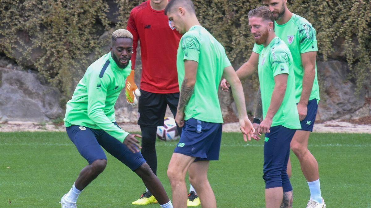 4 Iñaki Williams, recuperado para recibir al Espanyol, en un rondo en Lezama.