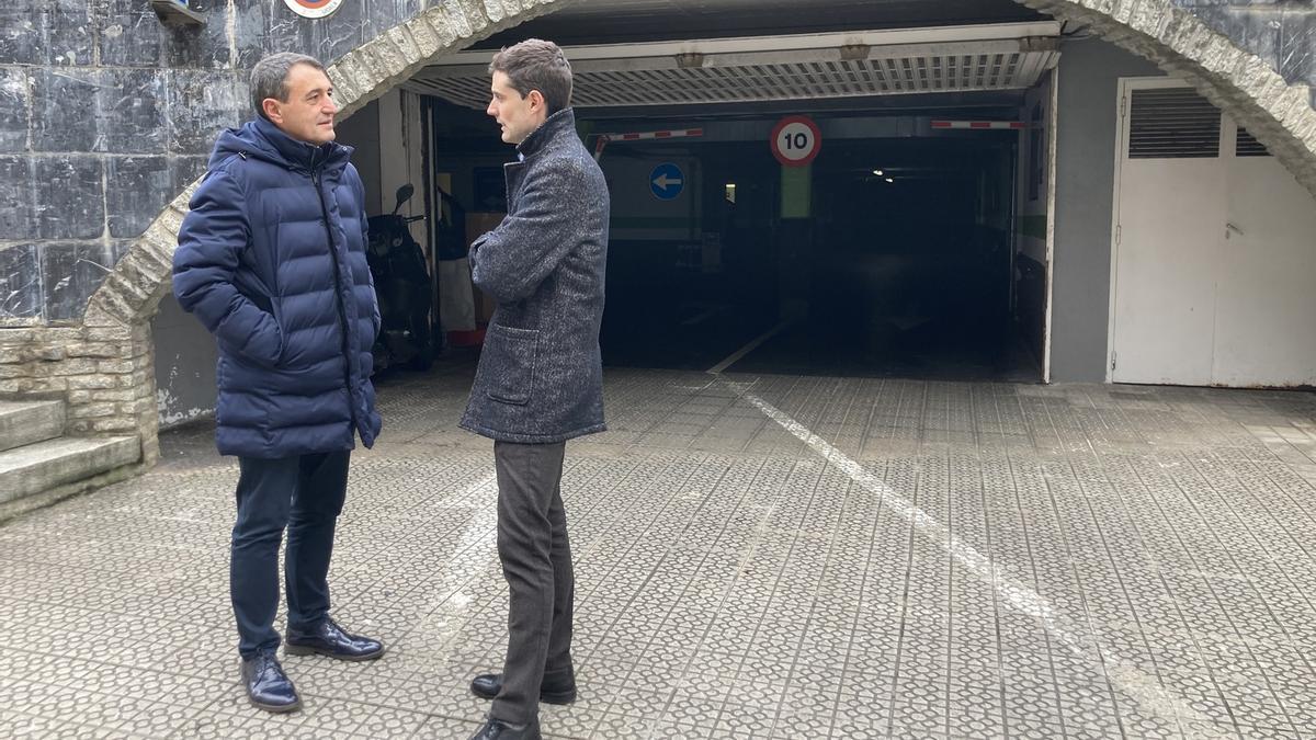 El director general de Movilidad Sostenible, Ángel Anero, con el alcalde, Aritz Abaroa.