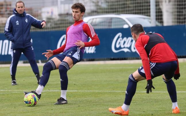 Torró da un pase en Tajonar ante la mirada de Arrasate.