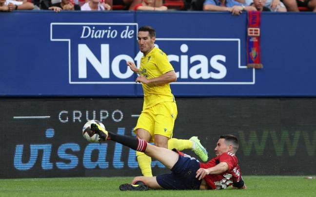 Moi Gómez se lanza al suelo para frenar un avance de Zaldua.