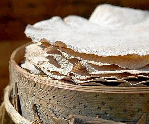 Un recipiente con flatbroed, similares a los talos.