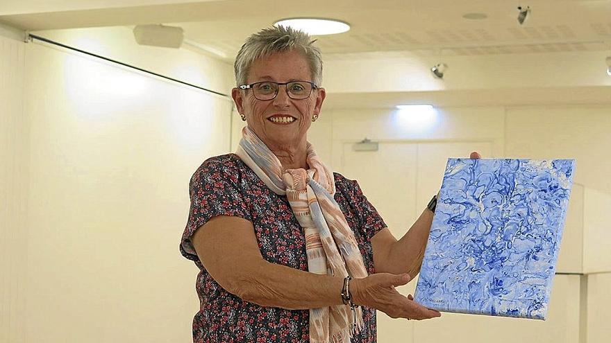 Margari Guijarro, con una de sus obras, en la casa de cultura de Zumarraga.