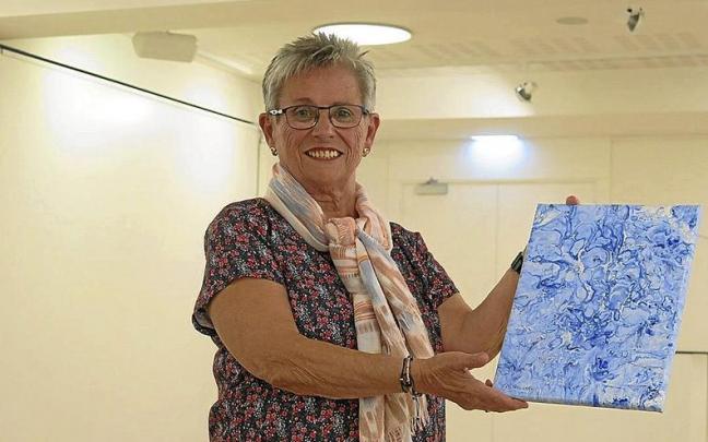 Margari Guijarro, con una de sus obras, en la casa de cultura de Zumarraga.