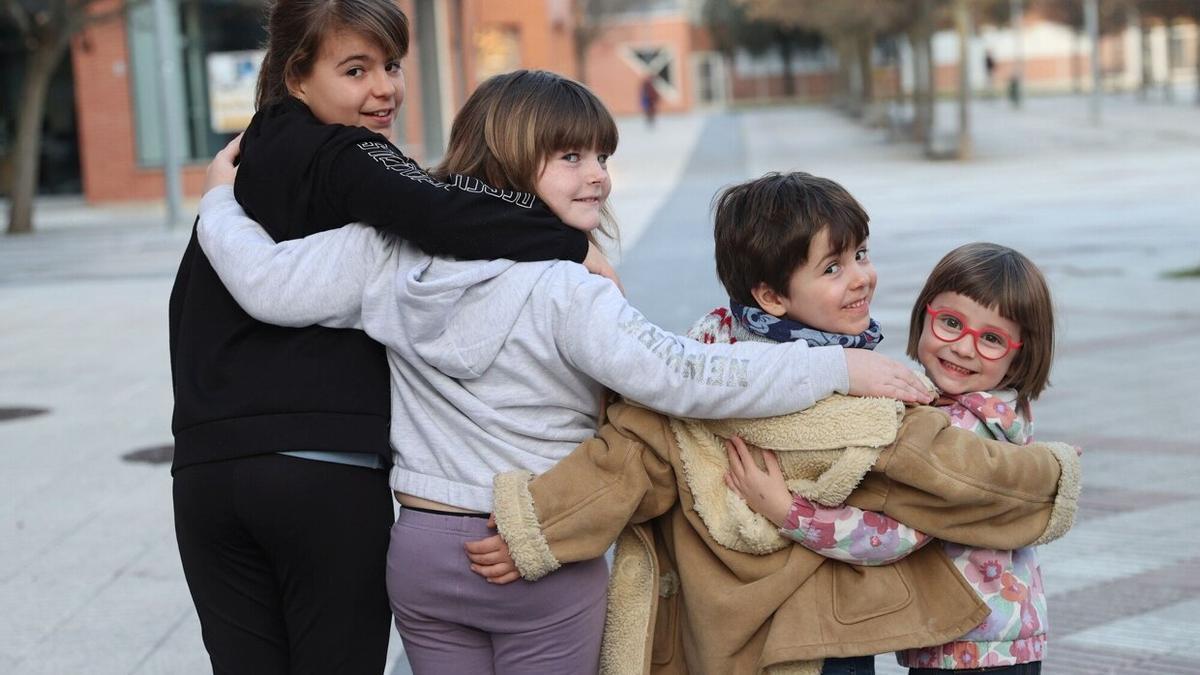 Unos sonrientes Ekiñe (10 años), Uxue (8 años), Julián (6 años) y Udane (6 años) posan en cuadrilla.