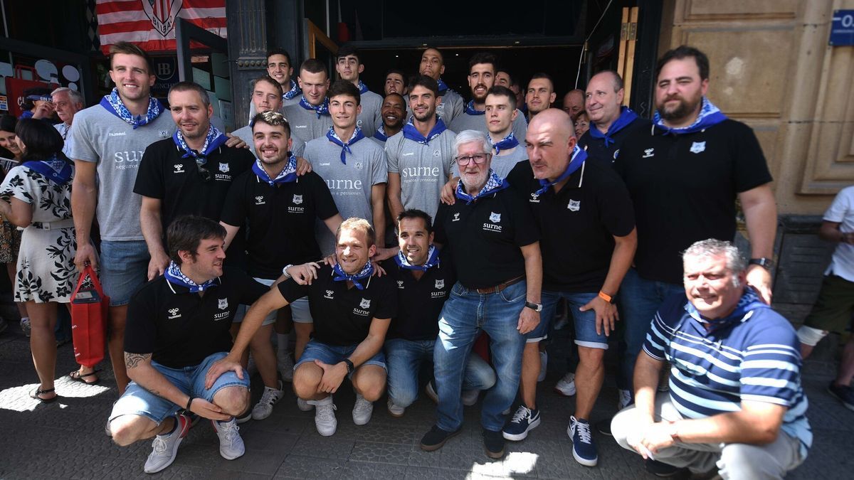 Los jugadores y el cuerpo técnico del Bilbao Basket posan en el restaurante de los hermanos Thate.