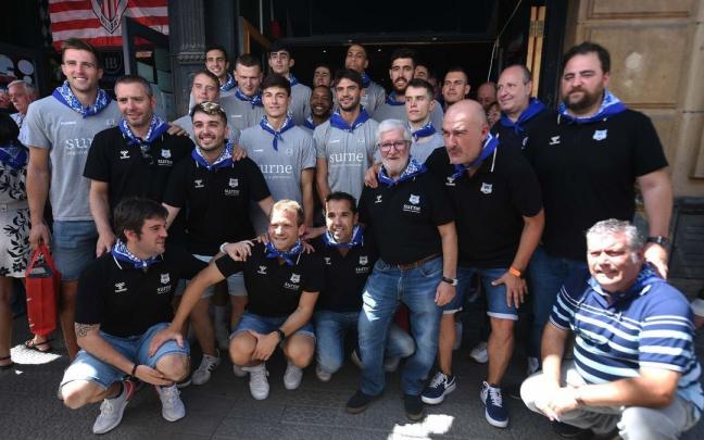 Los jugadores y el cuerpo t&eacute;cnico del Bilbao Basket posan en el restaurante de los hermanos Thate.