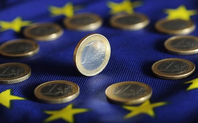 Monedas de euro sobre el logo de la Unión Europea. Monedas de euro sobre el logo de la Unión Europea.