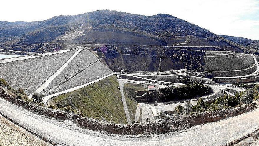 Vista panorámica de las obras del recrecimiento del pantano de Yesa.