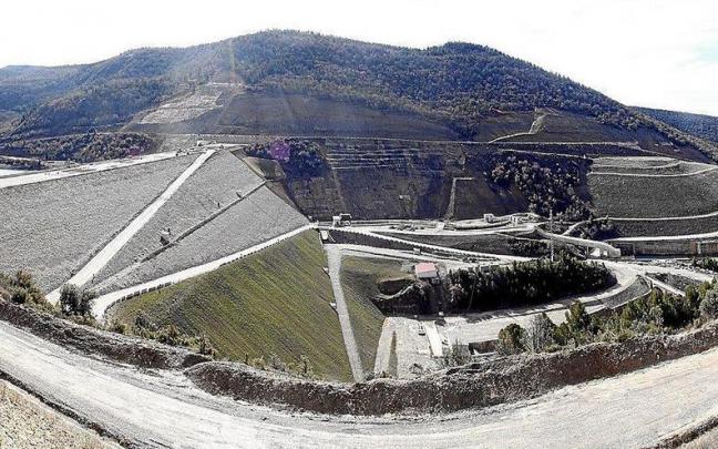 Vista panorámica de las obras del recrecimiento del pantano de Yesa. Vista panorámica de las obras del recrecimiento del pantano de Yesa.