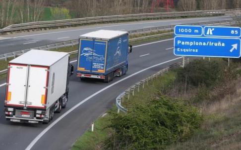 Camiones circulan por la A-15