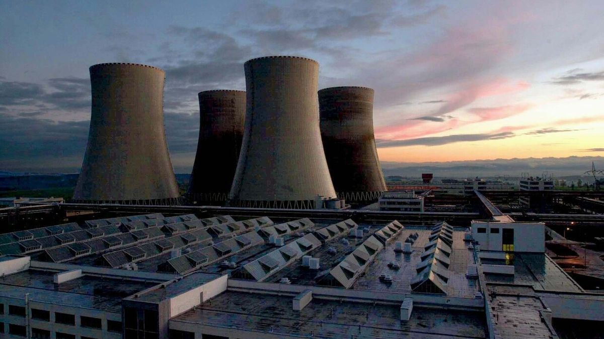 Panorámica de las torres de refrigeración de una central nuclear.