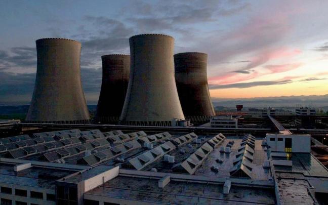 Panor&aacute;mica de las torres de refrigeraci&oacute;n de una central nuclear.
