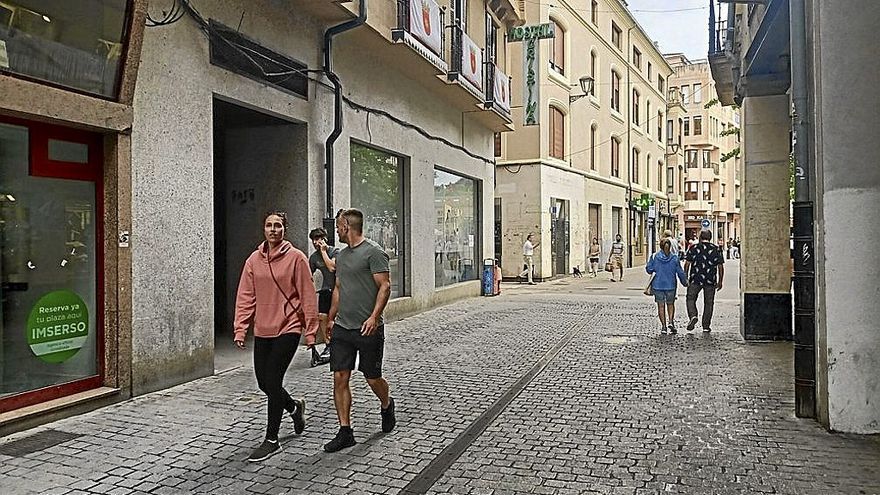 Aspecto veraniego de la calle Baja Navarra en el centro de Estella. | FOTO: JAVIER ARIZALETA