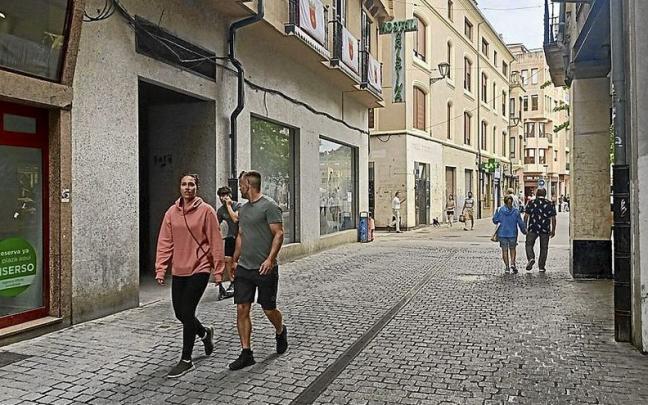 Aspecto veraniego de la calle Baja Navarra en el centro de Estella. | FOTO: JAVIER ARIZALETA Aspecto veraniego de la calle Baja Navarra en el centro de Estella. | FOTO: JAVIER ARIZALETA