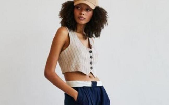 Chaleco con raya diplom&aacute;tica, combinado con un 'look' deportivo.