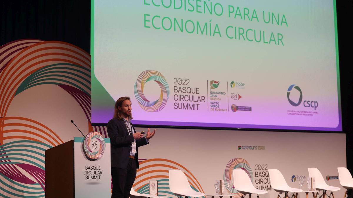 El experto alemán Thomas Wagner durante su intervención en Basque Circular Summit.