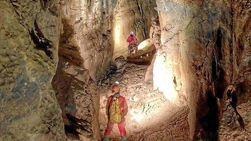 Espeleólogos de Felix Ugarte elkartea durante una travesía.