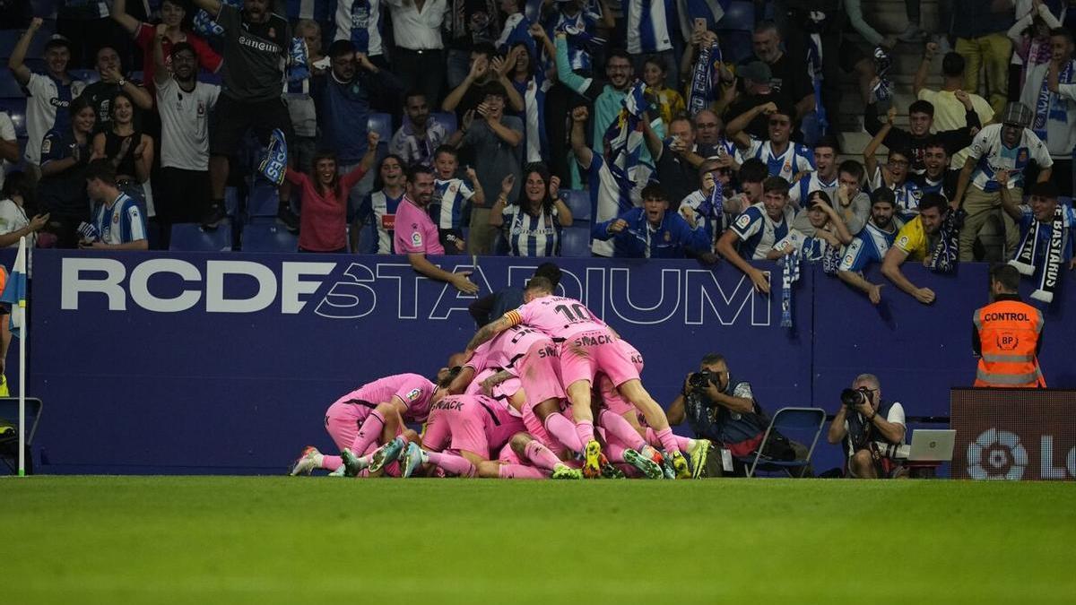 El delatero del Espanyol Joselu celebra con sus compañeros su gol marcado ante el Real Valladolid