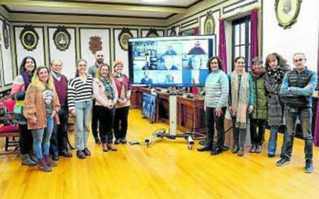 Representantes de las ONG, ayer en el salón de plenos. | FOTO: N.G. Representantes de las ONG, ayer en el salón de plenos. | FOTO: N.G.