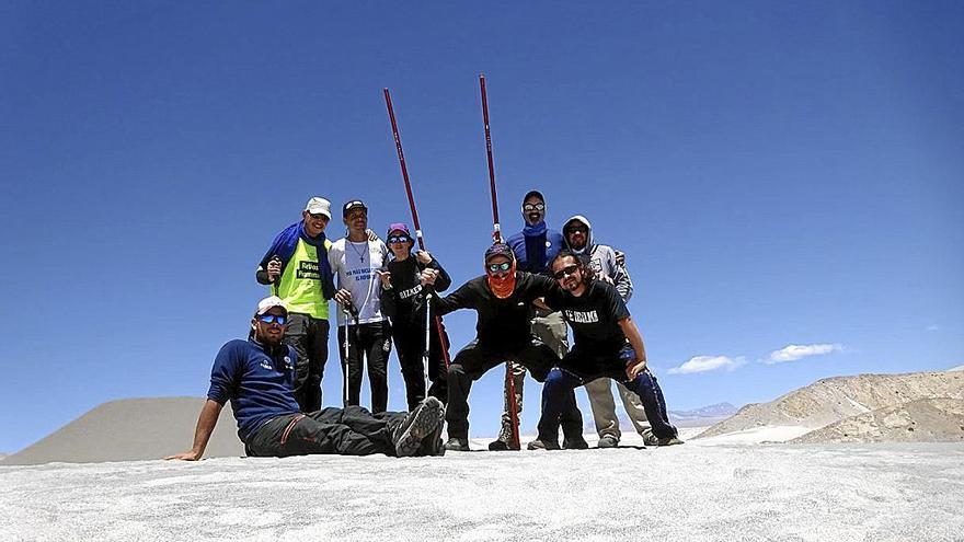 Los ocho integrantes de la expedición de montañismo inclusivo.