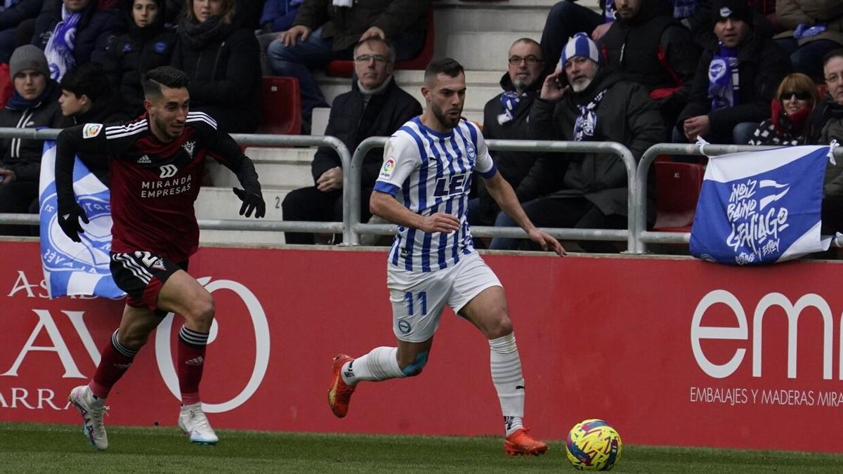 Luis Rioja se marcha de un jugador del Mirandés en el partido disputado ayer en Anduva