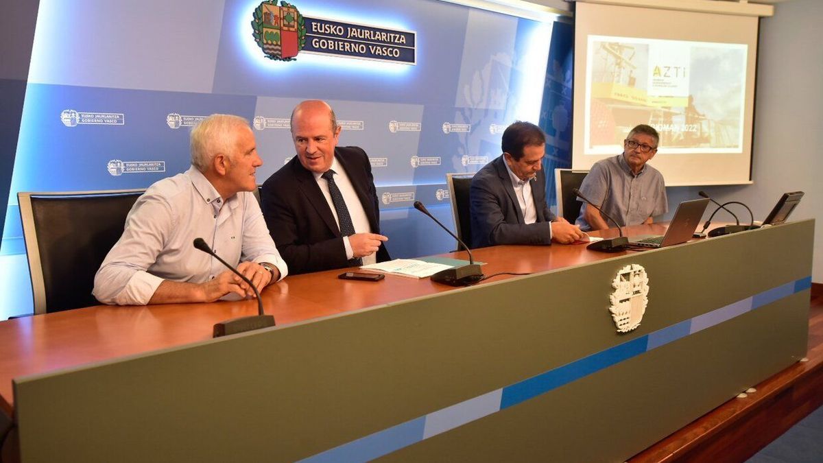 Bittor Oroz y Rogelio Pozo con representantes de los arrantzales vascos hoy en Donostia.