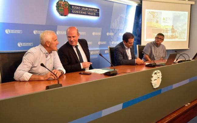 Bittor Oroz y Rogelio Pozo con representantes de los arrantzales vascos hoy en Donostia. Bittor Oroz y Rogelio Pozo con representantes de los arrantzales vascos hoy en Donostia.