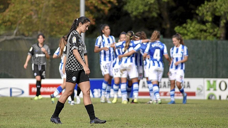 Las jugadoras de la Real, al fondo, celebran uno de los cuatro goles anotados a las Gloriosas en la final de la EH Kopa. | FOTOS: ÁREA 11