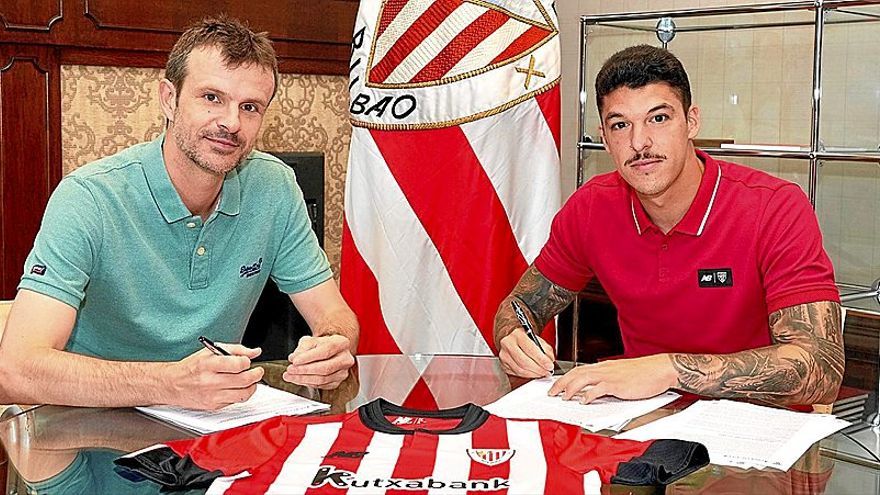 El presidente Jon Uriarte y Ander Capa, durante la firma del contrato del futbolista. | FOTO: ATHLETIC CLUB