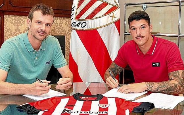 El presidente Jon Uriarte y Ander Capa, durante la firma del contrato del futbolista. | FOTO: ATHLETIC CLUB El presidente Jon Uriarte y Ander Capa, durante la firma del contrato del futbolista. | FOTO: ATHLETIC CLUB