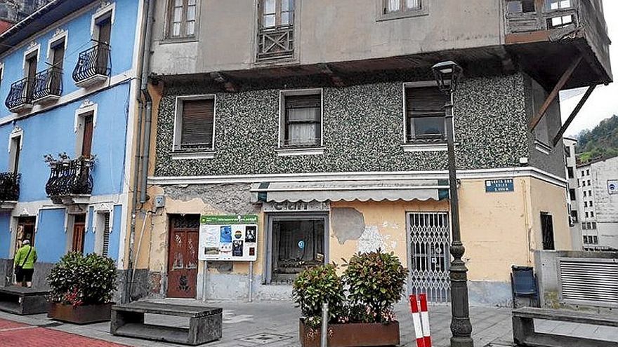 Fachada del edificio de Santa Ana, 2 que será derribado. | FOTO: N.G.