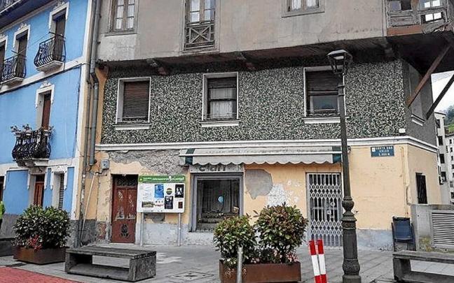 Fachada del edificio de Santa Ana, 2 que será derribado. | FOTO: N.G.