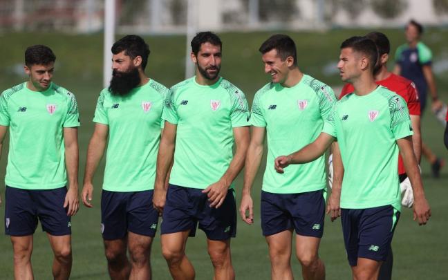 Zarraga, Villalibre, Raúl García, Vivian y Guruzeta, durante una sesión de entrenamiento en Lezama. Zarraga, Villalibre, Raúl García, Vivian y Guruzeta, durante una sesión de entrenamiento en Lezama.