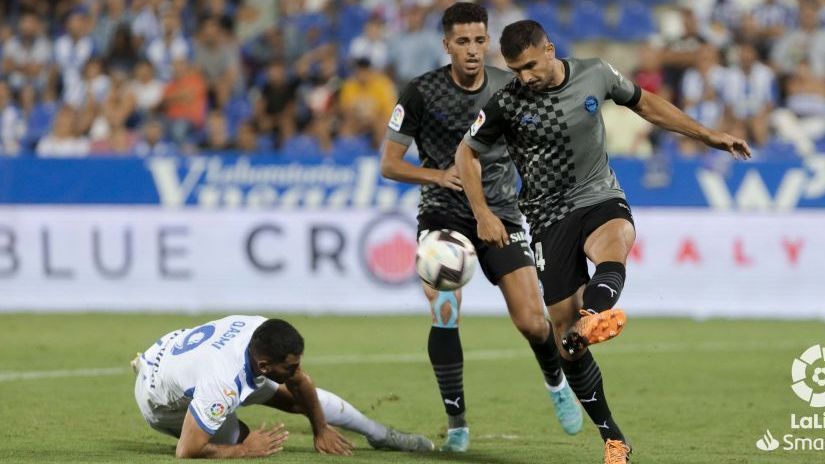 Sedlar y Abqar, junto a Qasmi sobre el césped, durante el Leganés-Alavés de la primera jornada. Foto: LaLiga