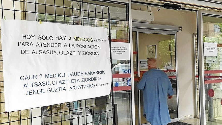 Uno de los carteles que se han podido ver este verano en el exterior del centro. | FOTO: N.M.