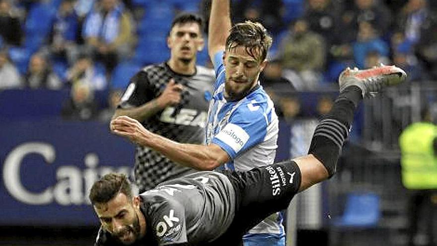 Abde, que fue titular en La Rosaleda, pierde el equilibrio en una jugada.