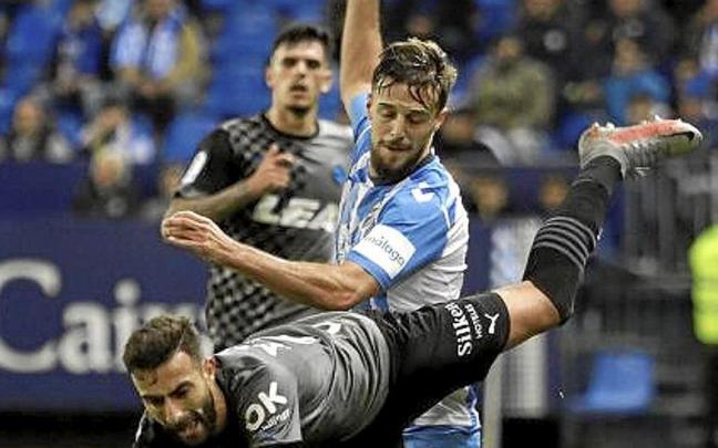 Abde, que fue titular en La Rosaleda, pierde el equilibrio en una jugada. Abde, que fue titular en La Rosaleda, pierde el equilibrio en una jugada.