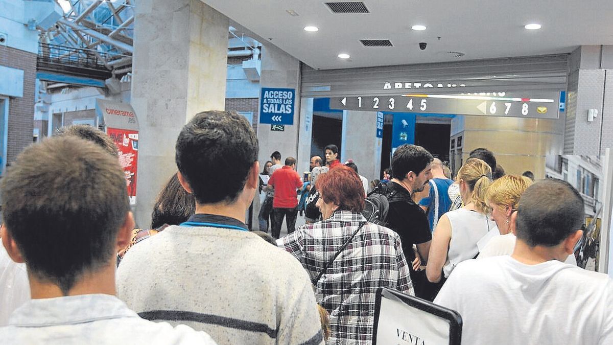 Espectadores entrando en una sala de cine. | FOTO: JUAN LAZKANO