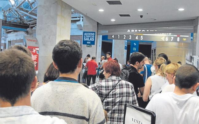 Espectadores entrando en una sala de cine. | FOTO: JUAN LAZKANO