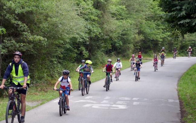 Un grupo de txikis de Dantzaleku después de disfrutar en las piscinas.