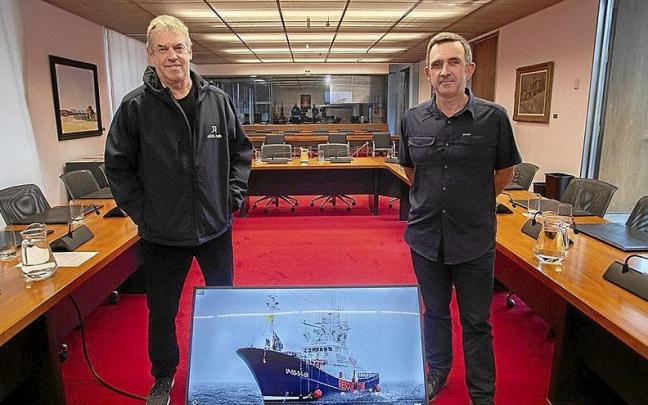 Representantes de la Asociación Salvamento Marítimo Humanitario en el Parlamento. | FOTO: PATXI CASCANTE