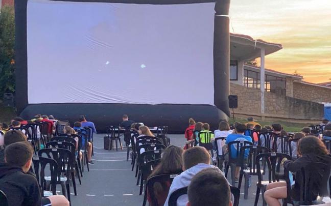 Una sesión anterior de cine al aire libre. Una sesión anterior de cine al aire libre.