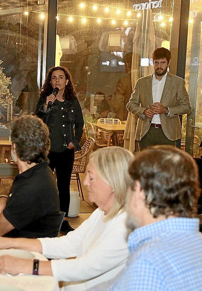Maialen Lujanbio (en la foto junto a Imanol Zubelzu) dedicó tres emotivos bertsos.