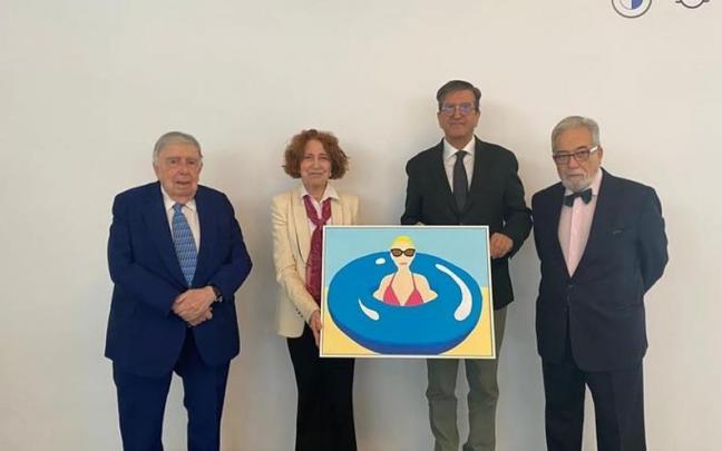 El jurado del Premio BMW de Pintura con la obra ganadora en la categor&iacute;a de Talento Joven, 'Autorretrato con flotador', de la joven navarra Andrea Hern&aacute;ndez Indurain.