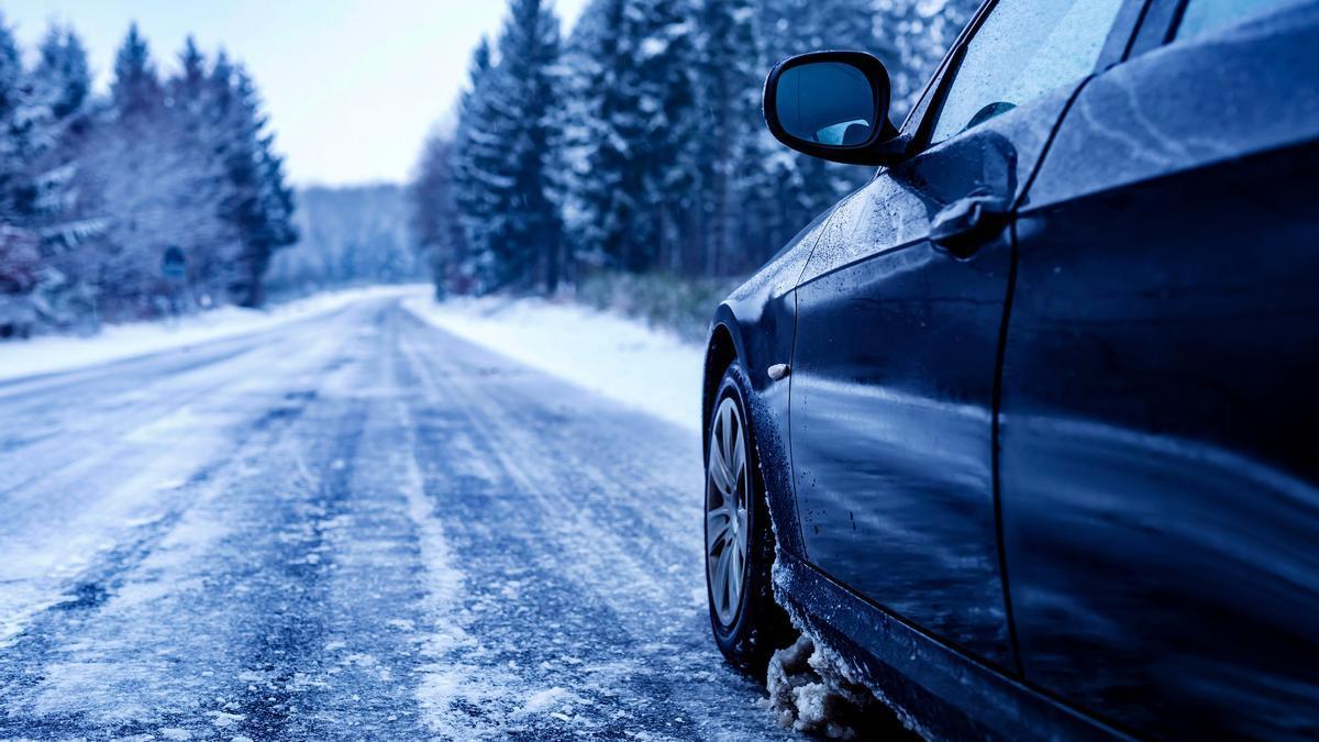 Un coche circula por una carretera con hielo.