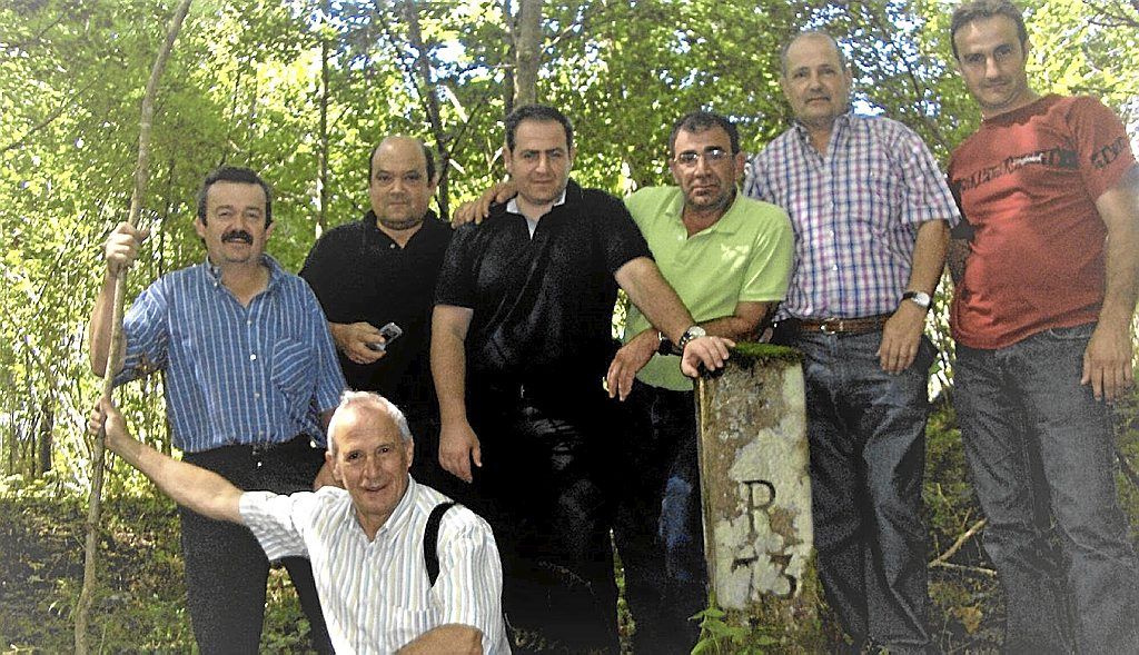 Concejales del Valle de Baztan (el inolvidable Martín Garde, agachado) y Urdax en la muga 73 el año 2008.