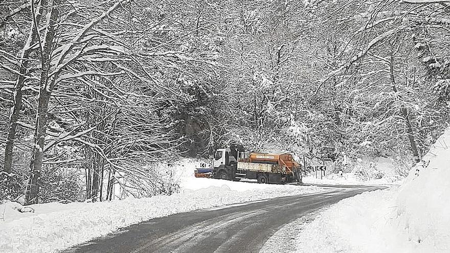 Retirada de nieve en Valluerca, en Valdegovía, Salinillas de Buradón, panorámica de Sierra Salvada y puerto de Herrera. En el recuadro, Murgia. | FOTOS: PILAR BARCO/PABLO JOSÉ PÉREZ/ARACELI OIARZABAL/DNA