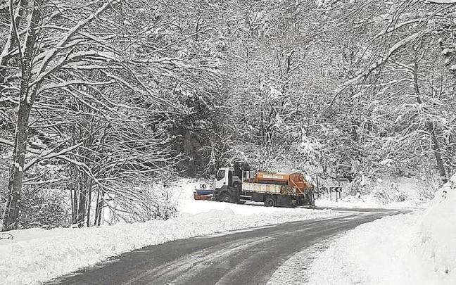 Retirada de nieve en Valluerca, en Valdegovía, Salinillas de Buradón, panorámica de Sierra Salvada y puerto de Herrera. En el recuadro, Murgia. | FOTOS: PILAR BARCO/PABLO JOSÉ PÉREZ/ARACELI OIARZABAL/DNA