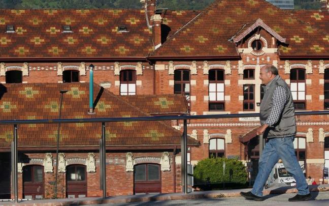 Un hombre pasa por delante del Hospital de Basurto en Bilbao Un hombre pasa por delante del Hospital de Basurto en Bilbao