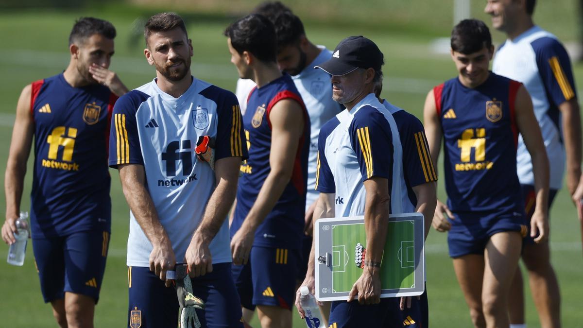 Luis Enrique dirige pensativo el entrenamiento de la selección española ante la presencia de Unai Simón.